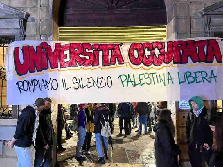 università